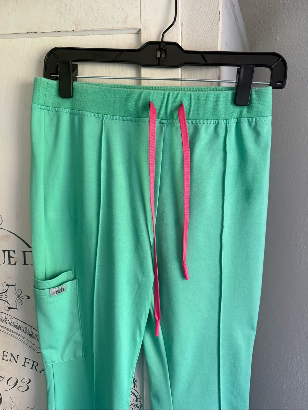 NWT/NWOT “Sold Out” Ashh Cargo Flare Scrub Set - Picture 9 of 16